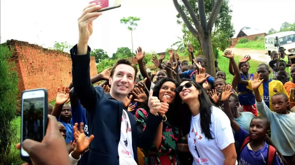 selfie di luca attanasio e la moglie