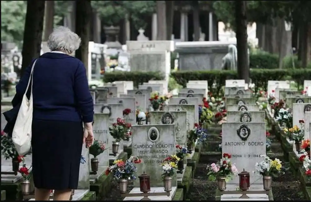 anziana al cimitero