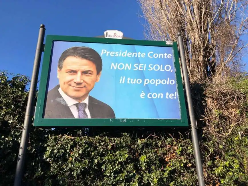 i cartelloni per giuseppe conte in via dei campi sportivi a roma 1