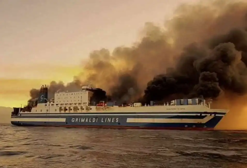 nave traghetto euroferry olympia incendio grimaldi lines