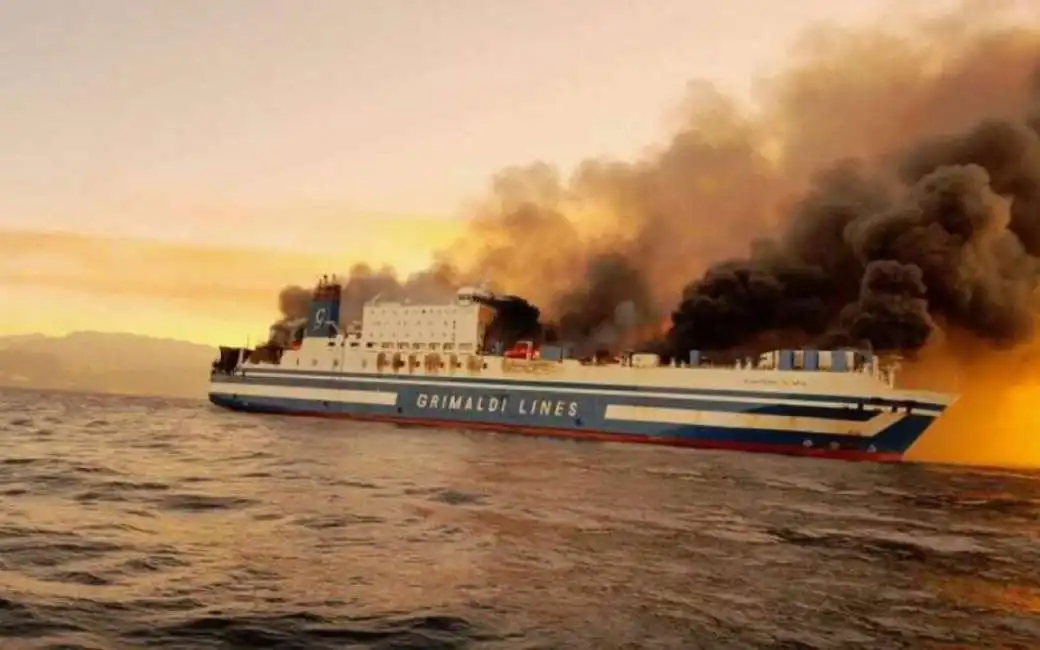 nave traghetto euroferry olympia incendio grimaldi lines