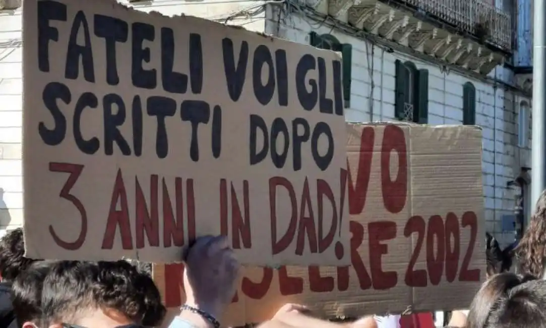 studenti protesta esami scritti