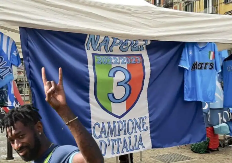 anguissa bandiera per il terzo scudetto del napoli