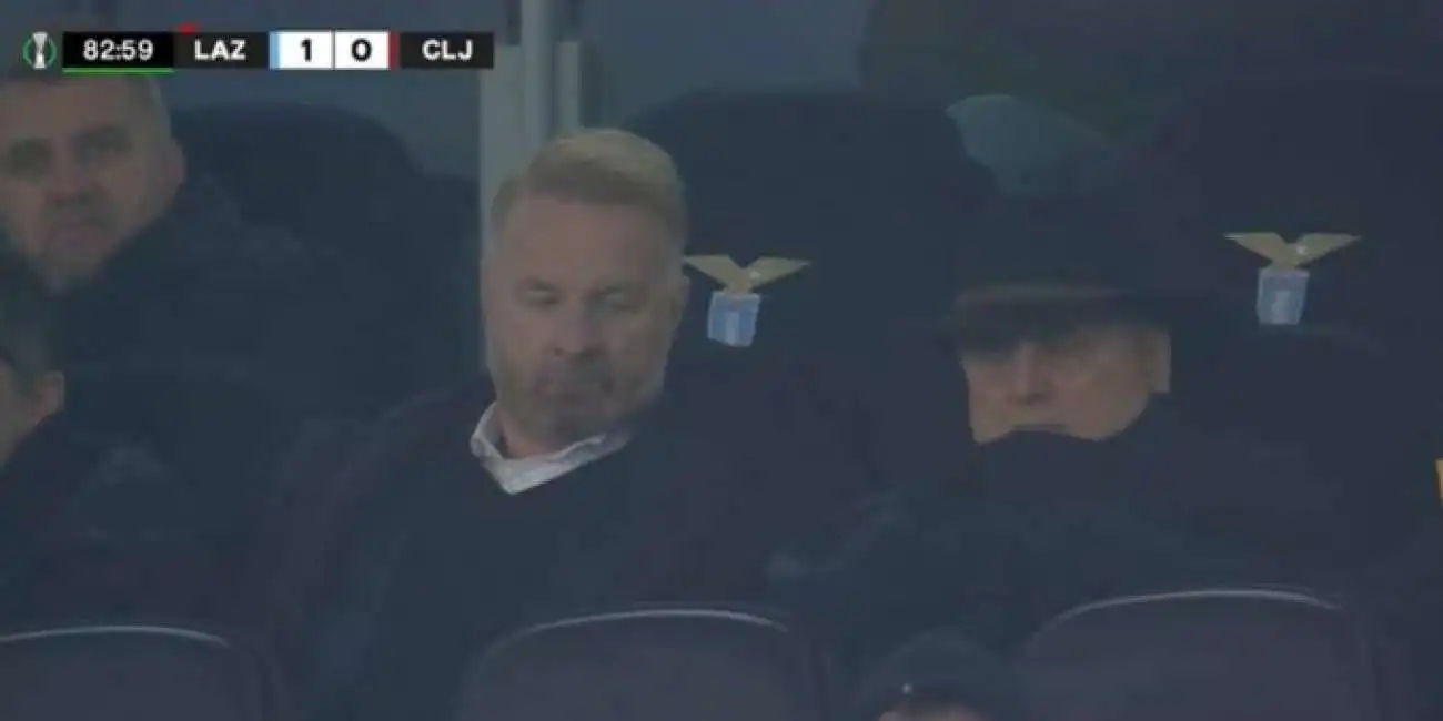 claudio lotito dorme in tribuna durante lazio cluj