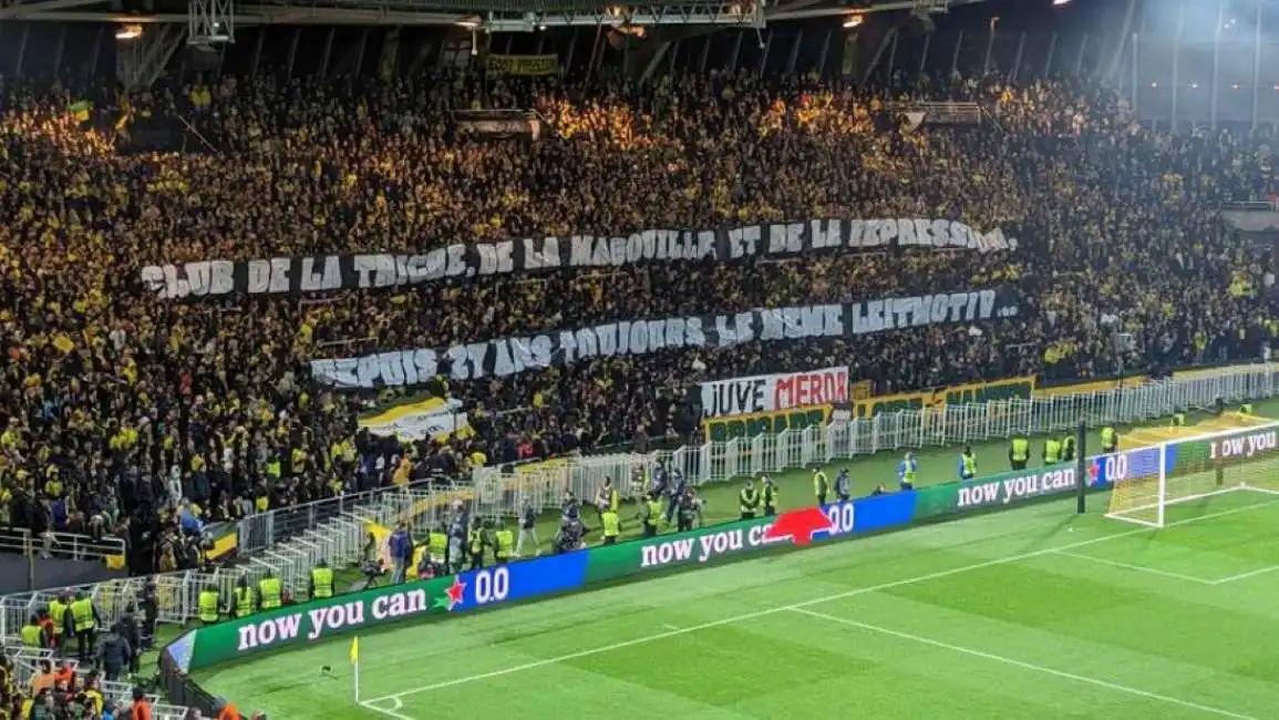 lo striscione dei tifosi del nantes contro la juve 