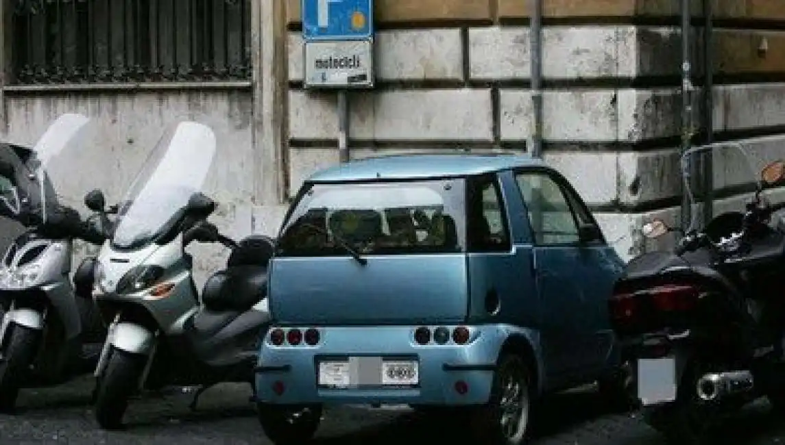 microcar parcheggiata nei posti dei motorini 