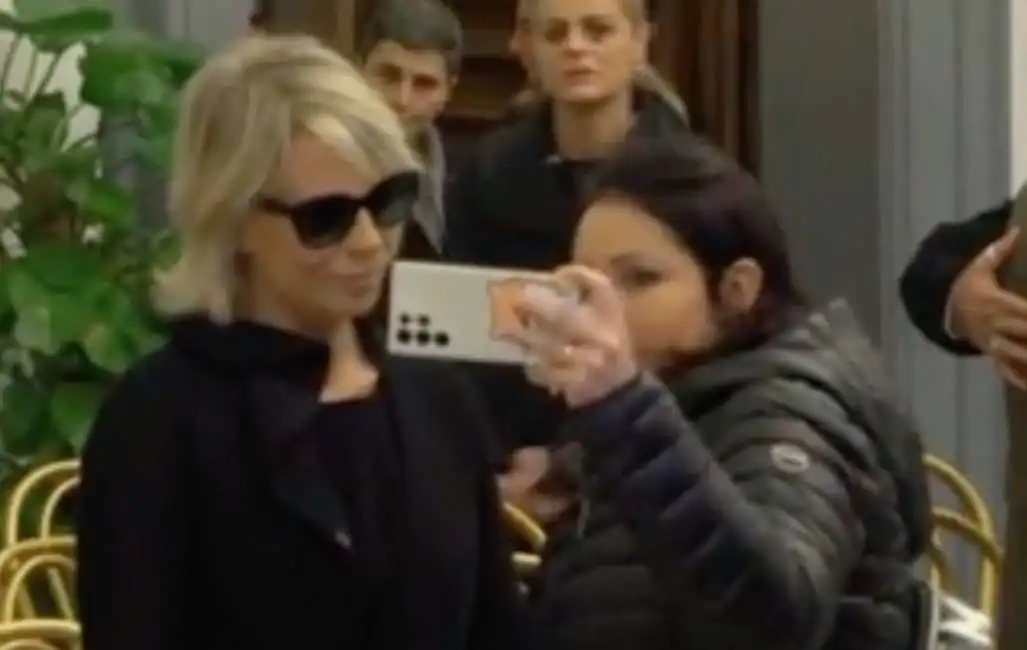 selfie con maria de filippi alla camera ardente