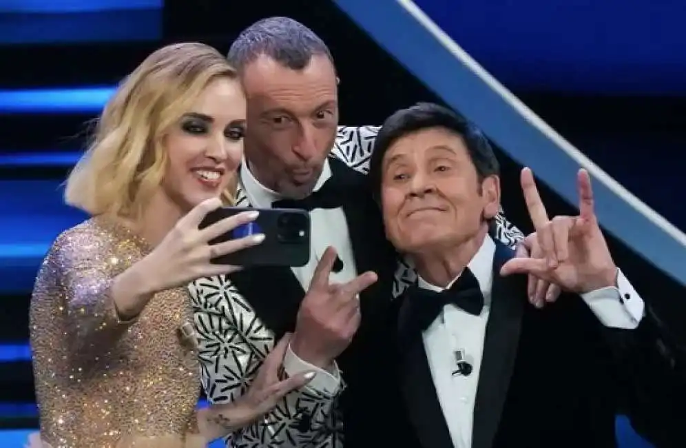 selfie sanremo chiara ferragni amadeus gianni morandi