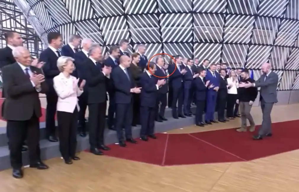 viktor orban non applaude all arrivo di zelensky a bruxelles 