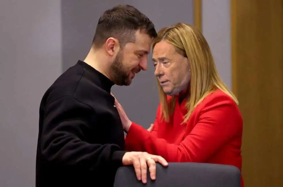 zelensky giorgia meloni con la faccia di berlusconi - meme