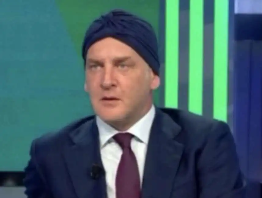 andrea ruggieri con un turbante