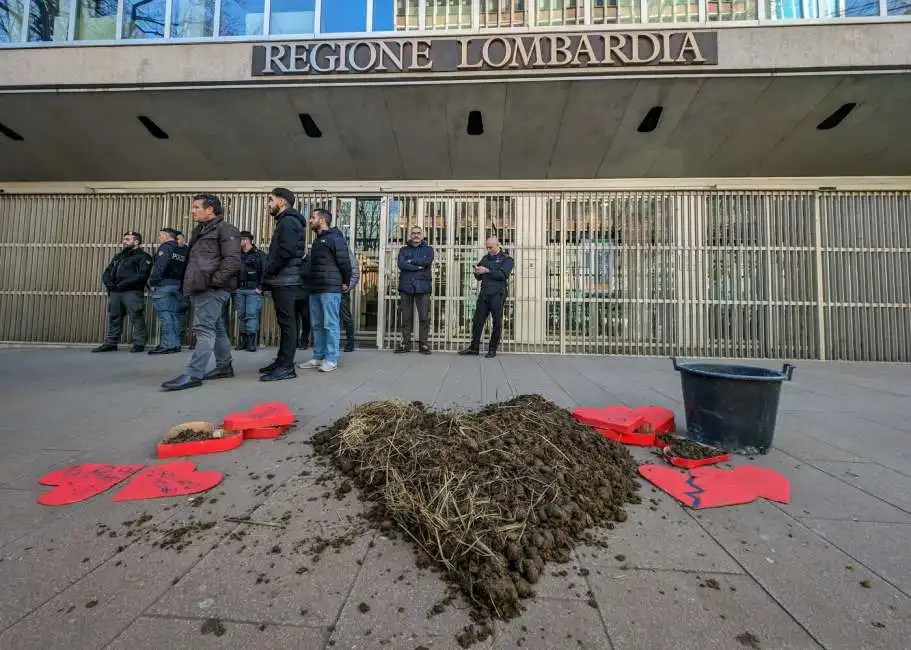 gretini protestano fuori dal pirellone a milano - 9