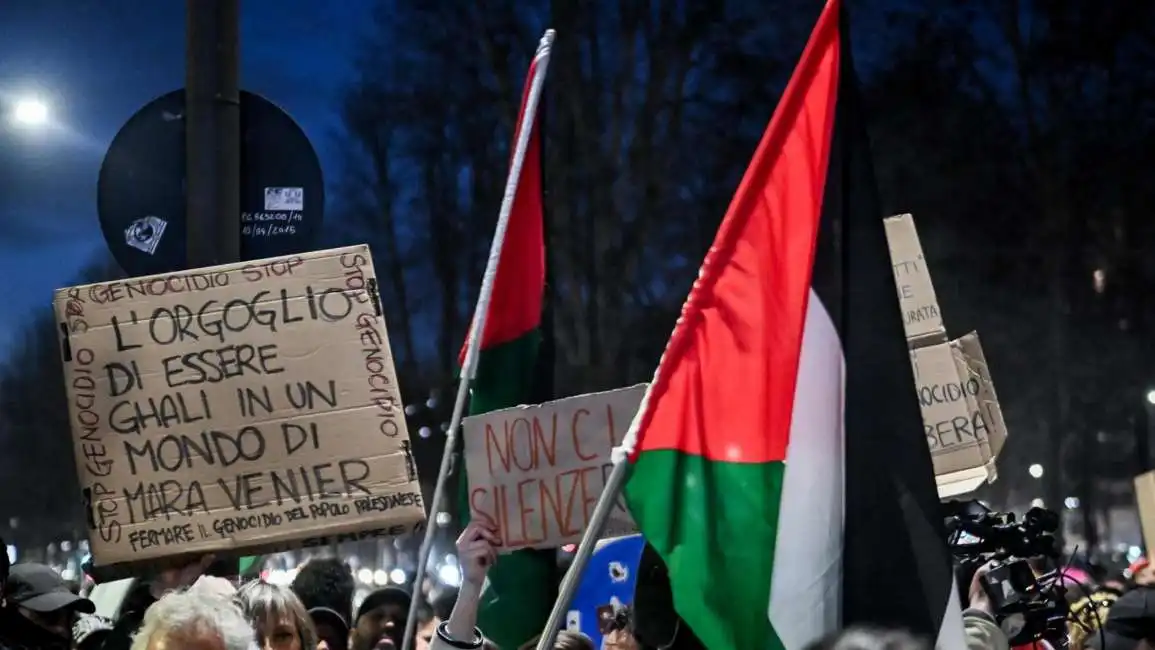 sit-in pro palestina alla sede rai di bologna