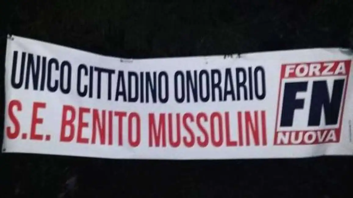 striscione per benito mussolini a lucca