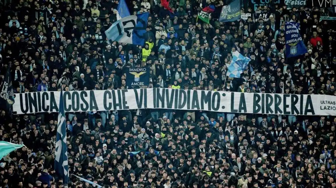 striscione sulla burgerbraukeller durante lazio bayern monaco