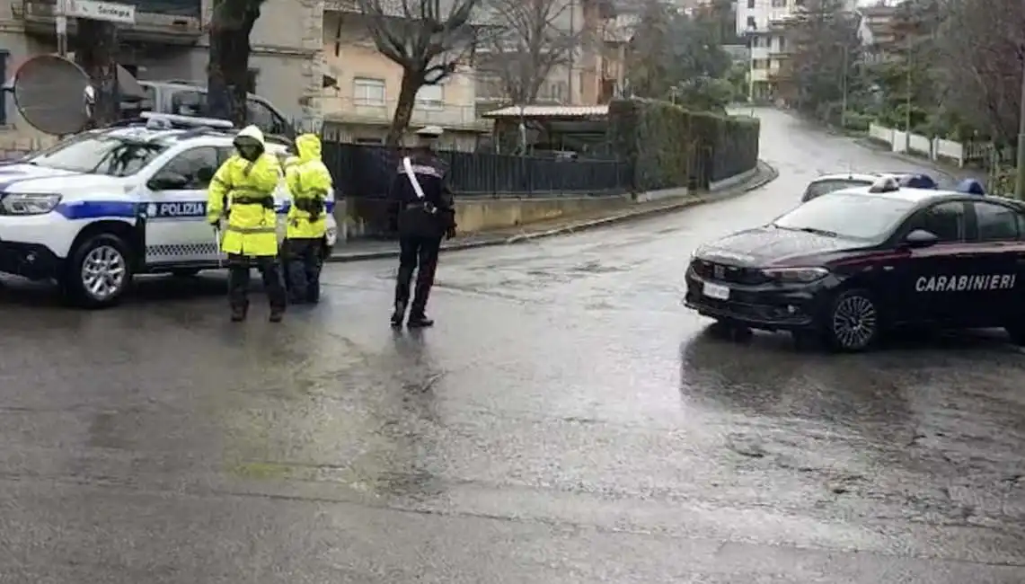 uomo barricato in casa a pavullo