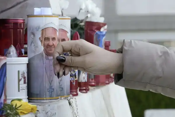 bergoglio papa francesco ospedale preghiera 