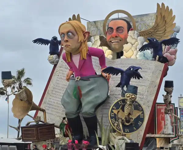 carro con giorgia meloni e silvio berlusconi - carnevale di viareggio