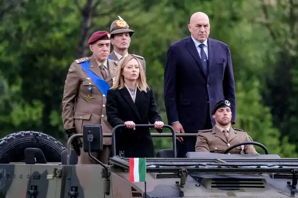 giorgia meloni guido crosetto esercito soldati militari 