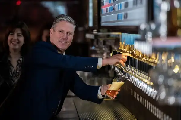 keir starmer al pub birra 