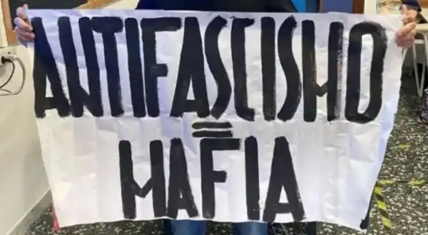 lo striscione con la scritta antifascismo uguale mafia