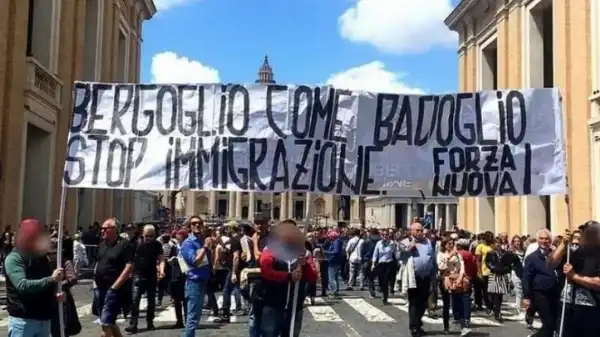 lo striscione dei militanti di forza nuova contro papa francesco bergoglio