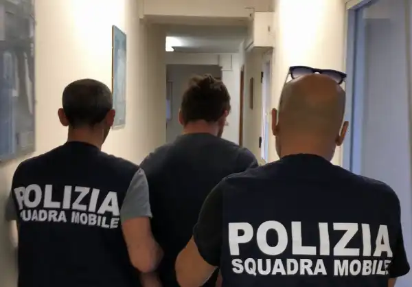 polizia squadra mobile arresto uomo arrestato