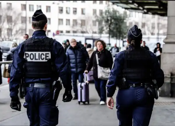 un uomo armato di coltello e’ stato ucciso dalla polizia a dugny periferia di parigi