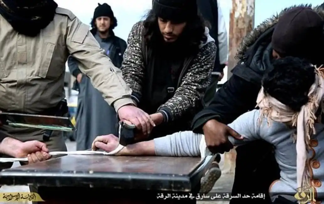 mutilazione isis