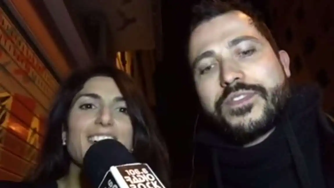 virginia raggi canta al karaoke di radio rock -5