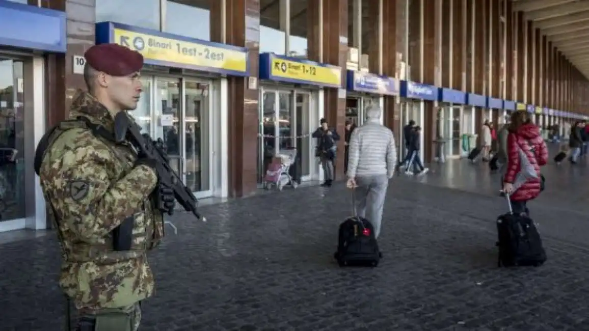 soldati alla stazione termini roma