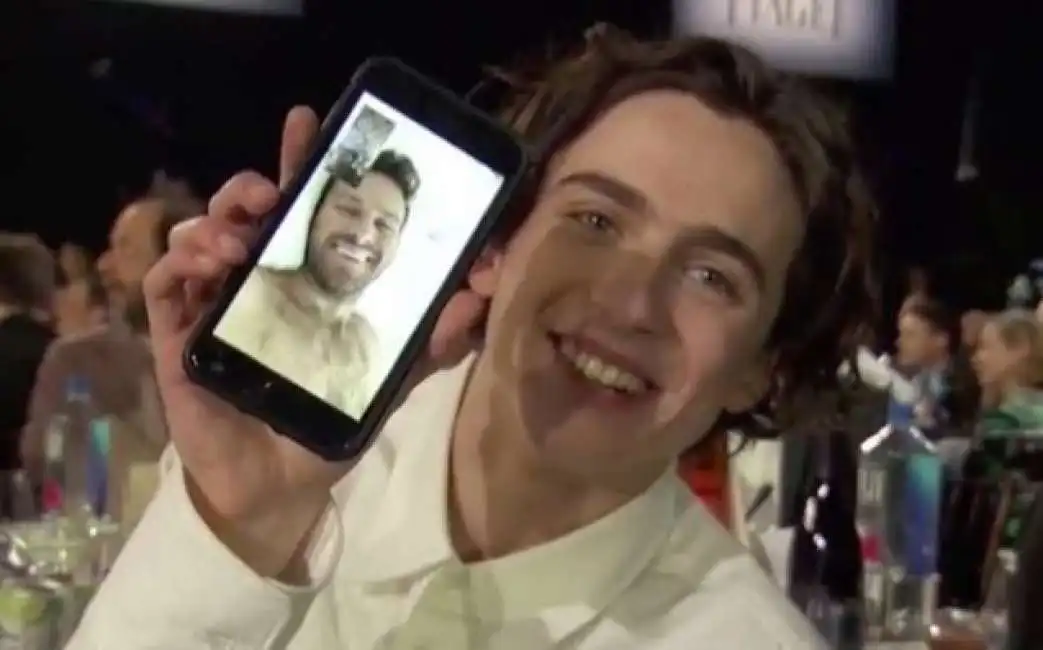 timothee chalamet con armie hammer in diretta facetime agli spirit awards