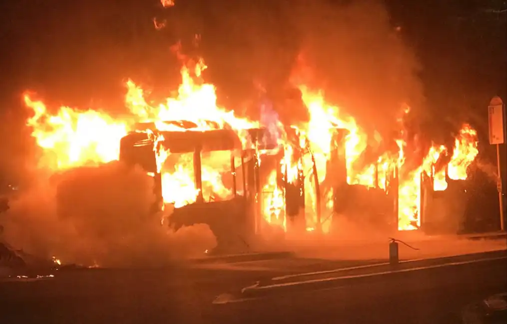 bus in fiamme roma