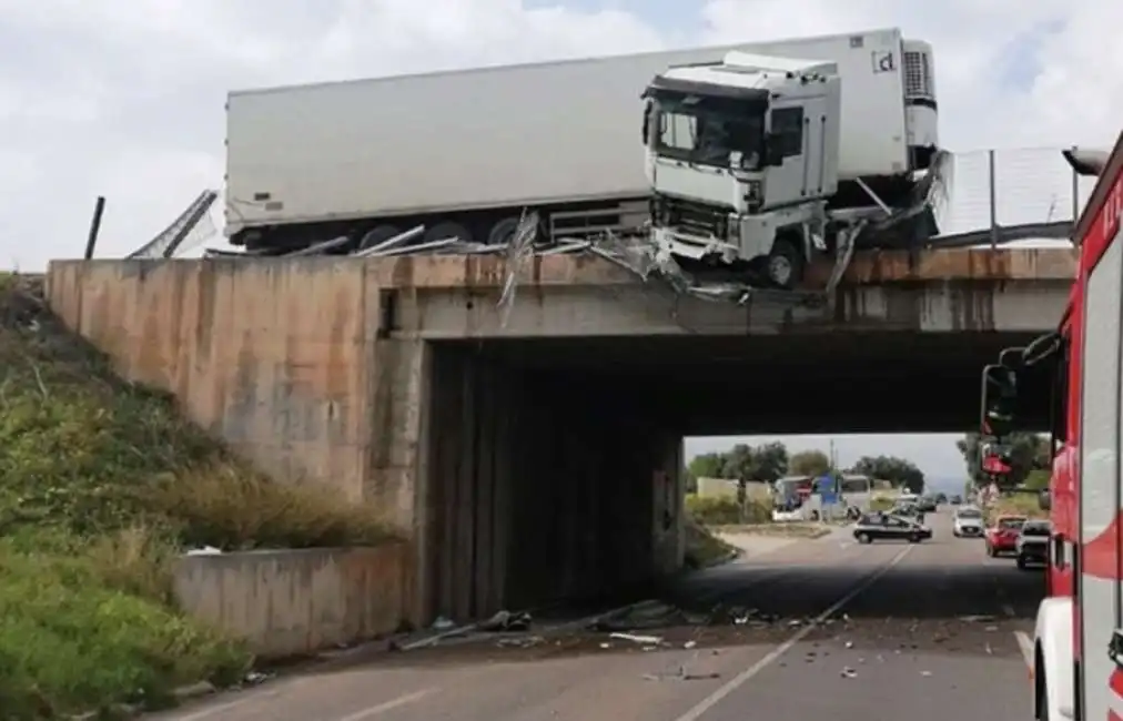 camion in bilico a monopoli