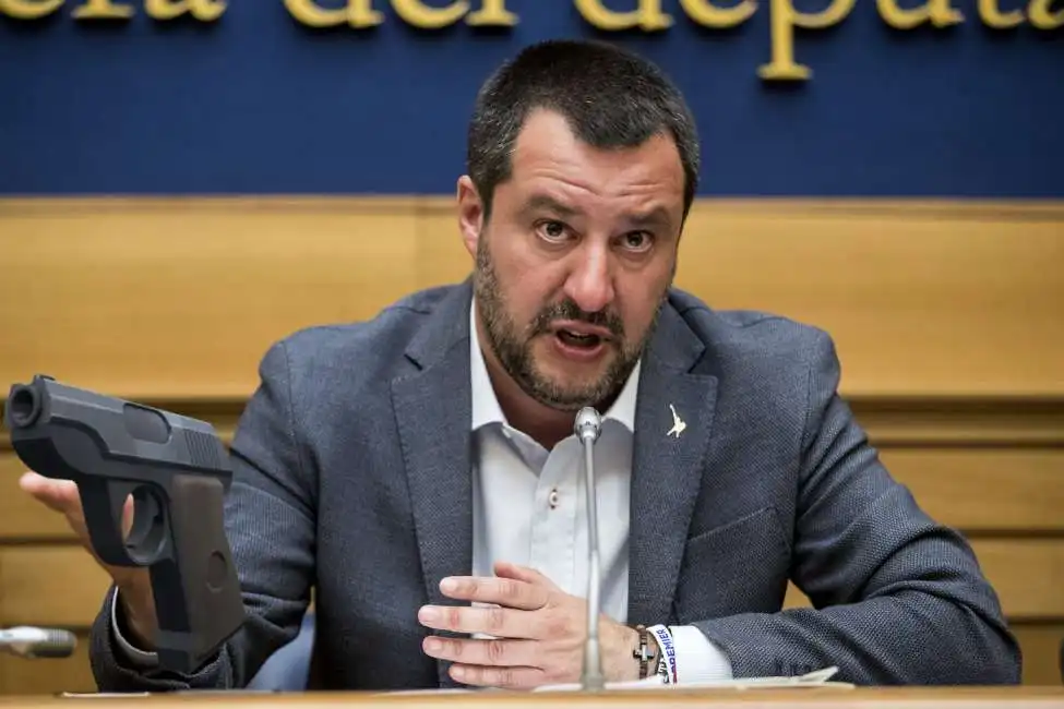 matteo salvini legittima difesa pistola