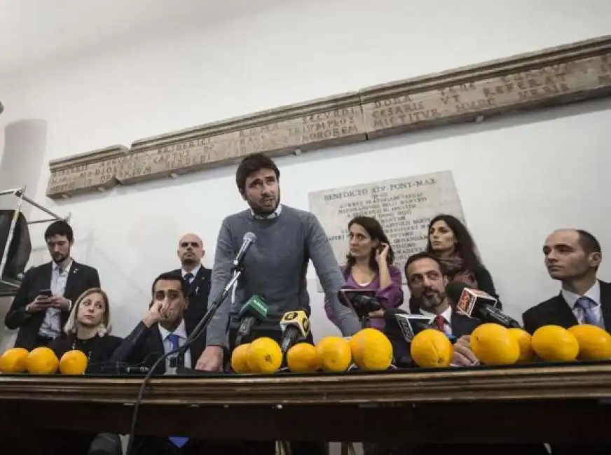 quando di battista raggi taverna di maio lombardi frongia e de vito chiedevano il carcere per marino con le arance in campidoglio