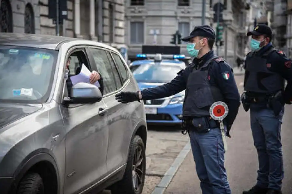 controllo per autocertificazione coronavirus posto di blocco