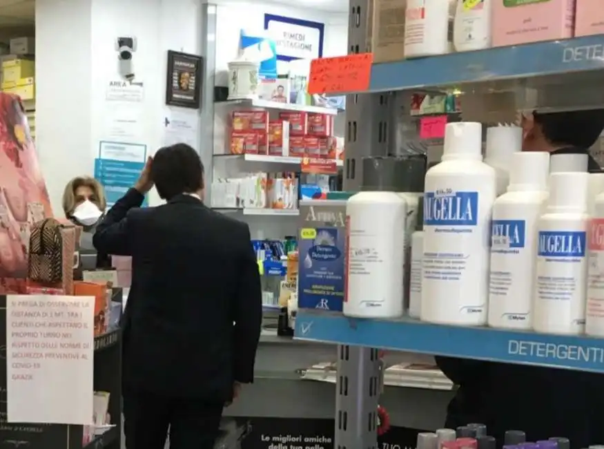 giuseppe conte in farmacia