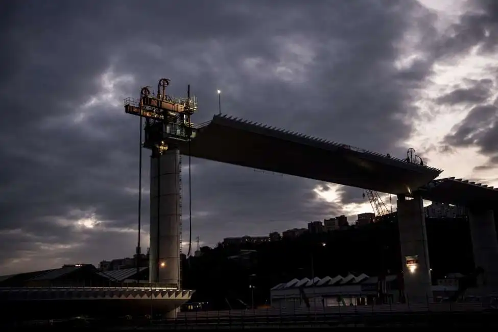 il nuovo ponte di genova supera il polcevera 