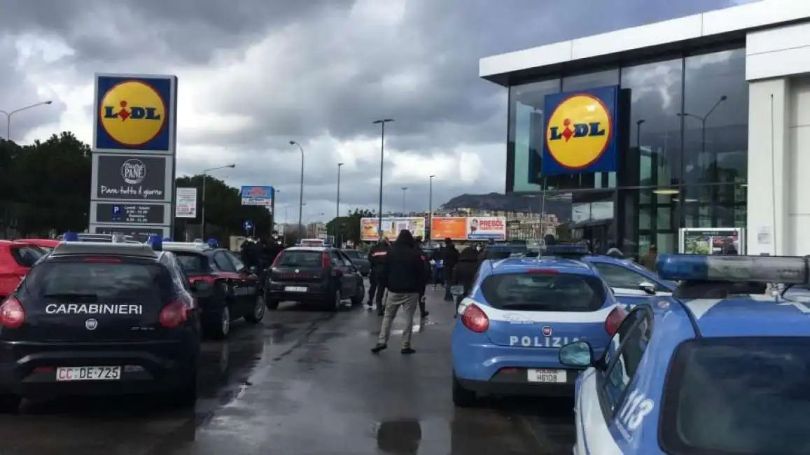 palermo - un gruppo di persone tenta di assaltare un supermercato