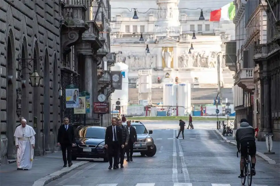 papa francesco a piedi in via del corso