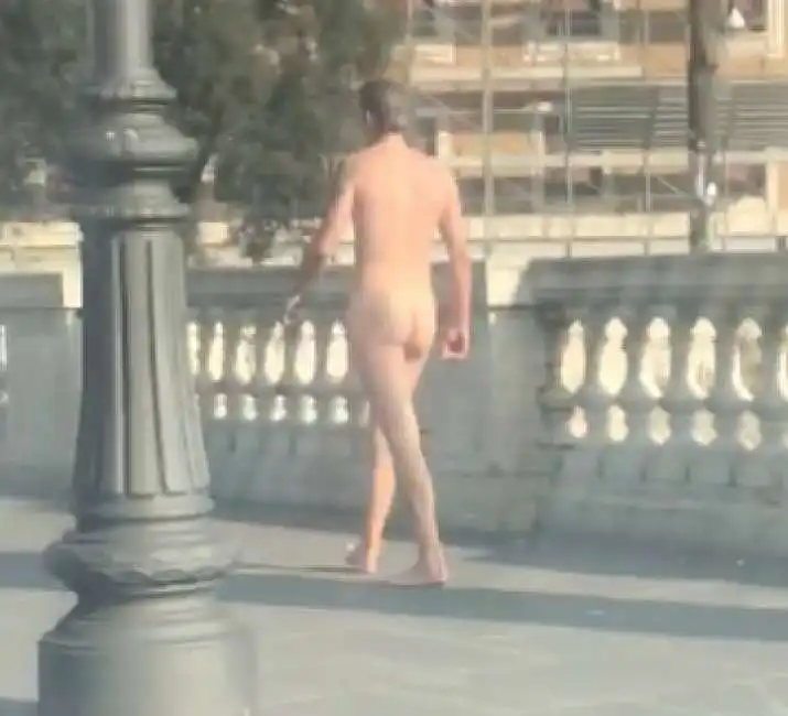 roma - un uomo passeggia nudo sul ponte di corso vittorio