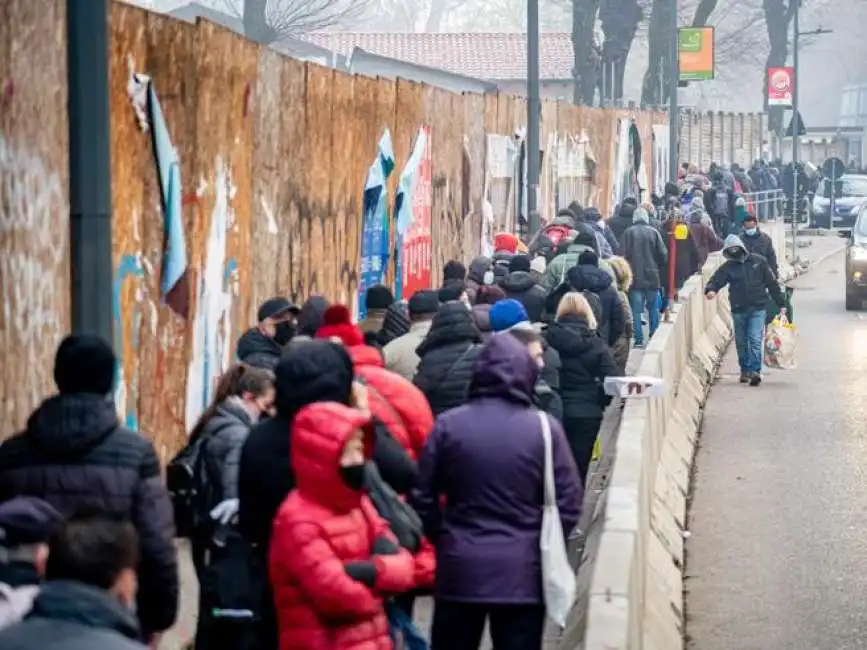 la fila per il cibo dei nuovi poveri