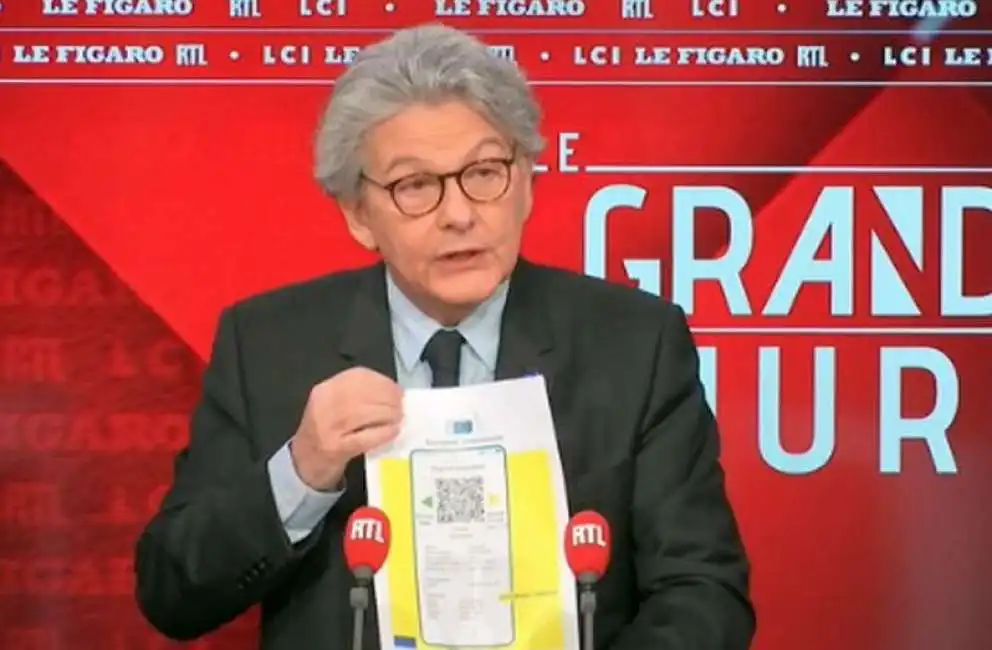 thierry breton mostra il passaporto vaccinale