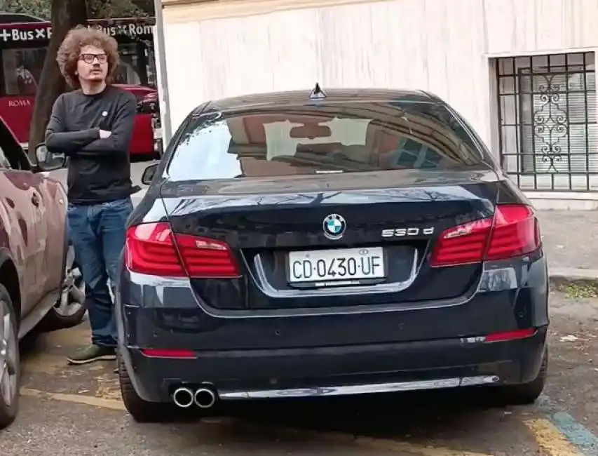 auto del corpo diplomatico nel parcheggio disabili - foto gianluca nicoletti 