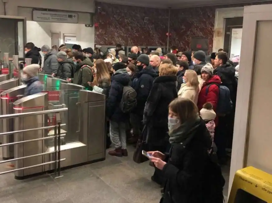 in coda per il biglietto della metro a mosca