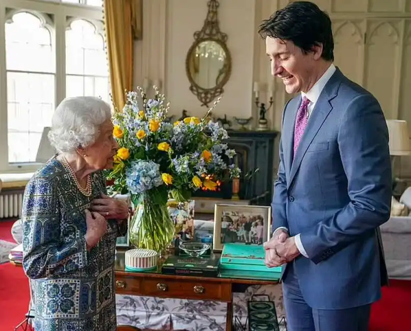 la regina elisabetta e justin trudeau copia