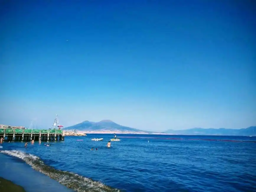 mare del golfo di napoli 