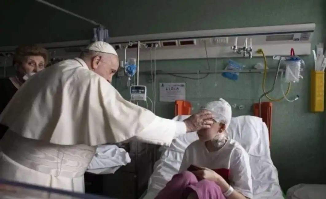 papa francesco visita i bimbi ucraini all'ospedale bambino gesu'