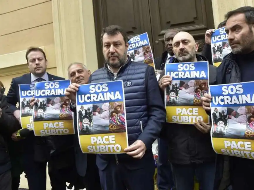 salvini con il cartello sos ucraina